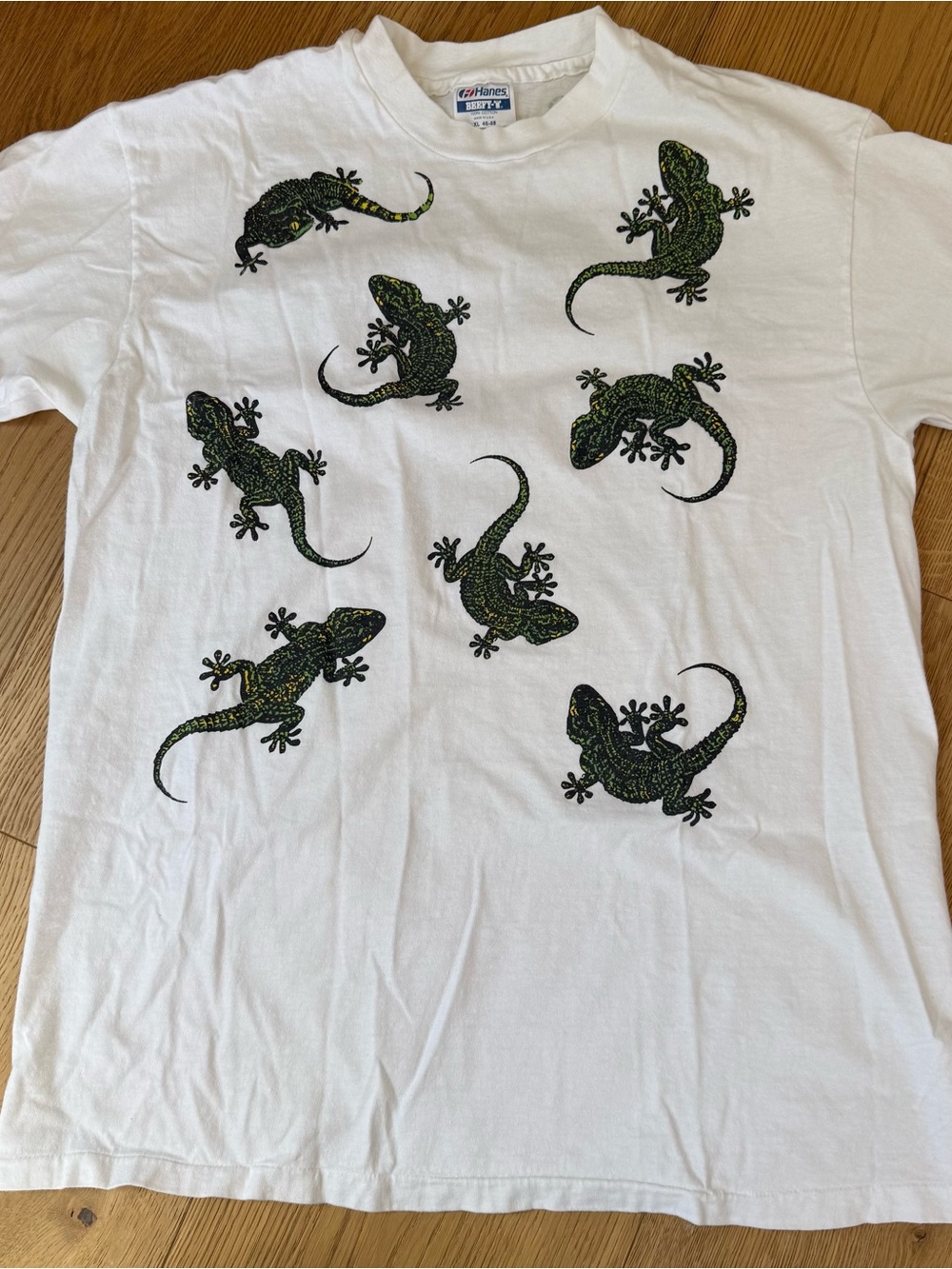 Vintage single stitch White Tee Gecko Prints
